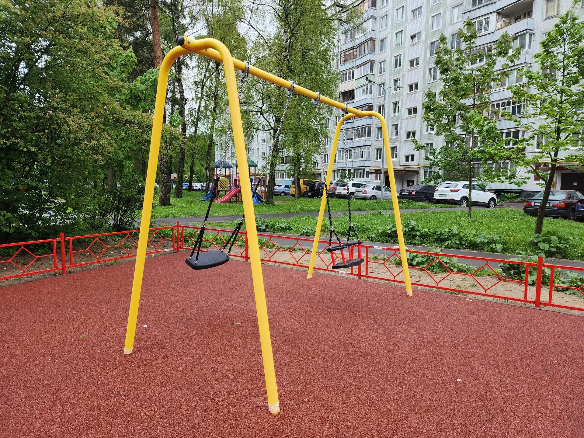 Качели на новой детской площадке. Фото: Иван Петрушин&nbsp;