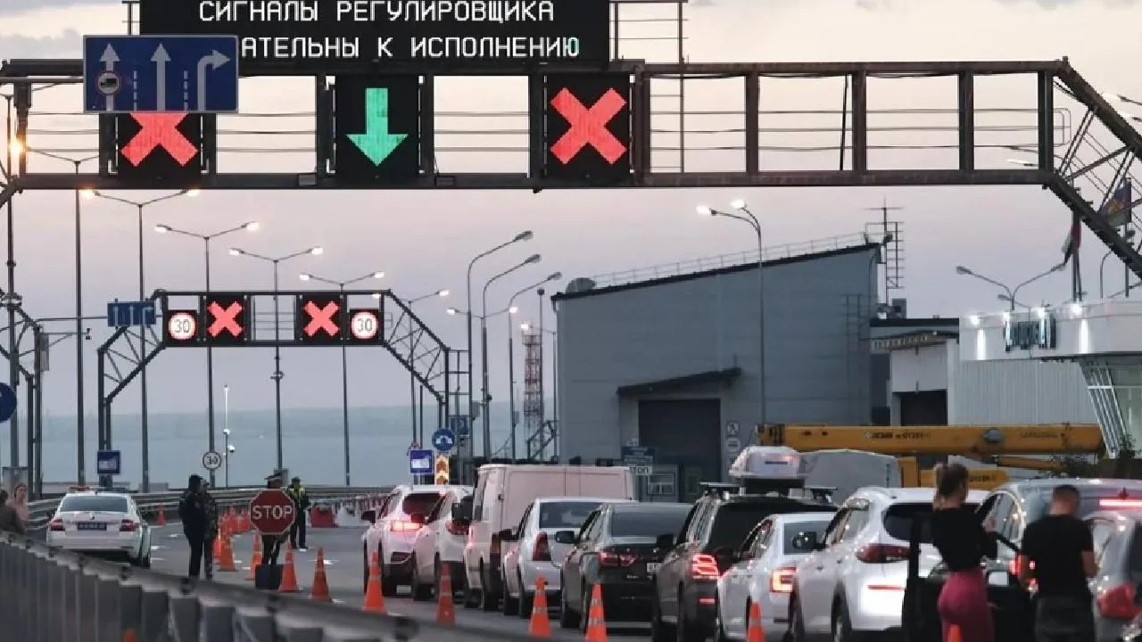 На Крымском мосту временно перекрыли движение автомобилей