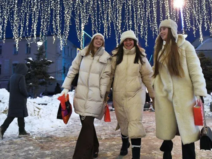 Деньги в подарок, вынос хлама, платья в горошек: новогодние традиции разных стран, которые удивили россиян