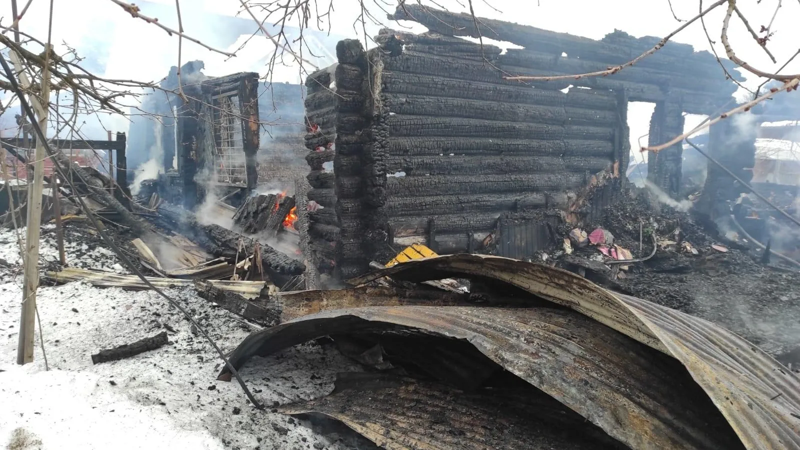 Жилой дом полностью сгорел в поселке в Ленинском округе