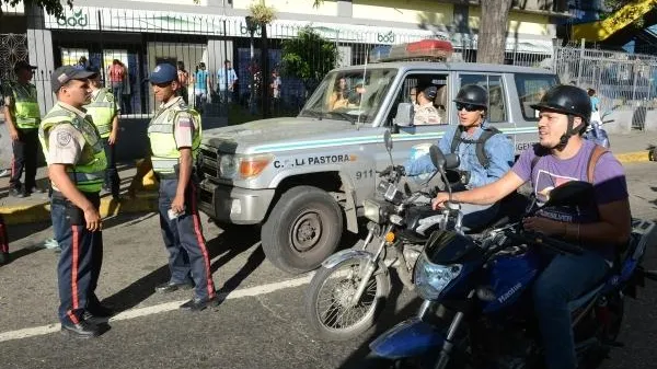 В Венесуэле начались стычки между военными и протестующими