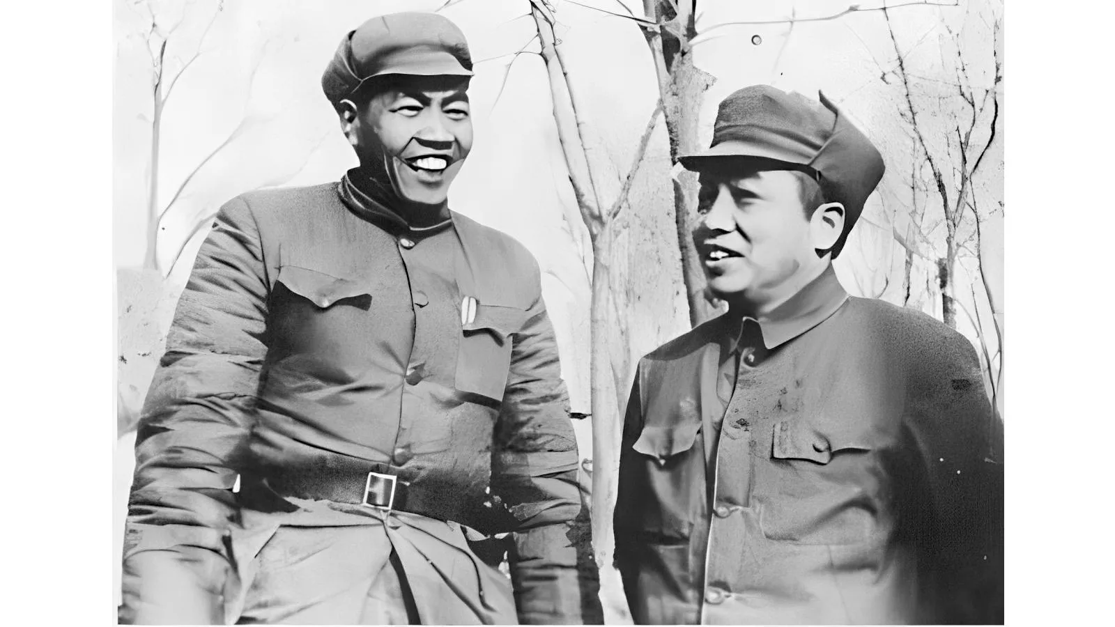 Чжан Цзунсюнь (слева) с революционером Пэн Дэхуаем, 1949 год