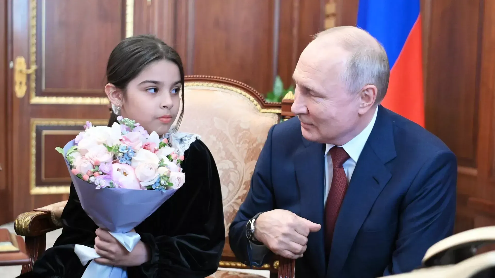 Приехавшая к Путину из Дербента девочка подарила ему подкову на счастье
