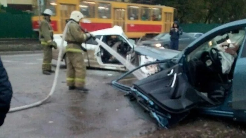 При лобовом столкновении двух автомобилей в Барнауле пострадали люди