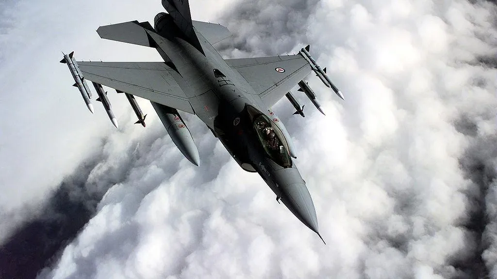 Норвежский F-16A в небе над Балканами