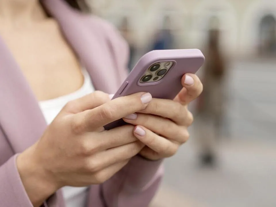 Избыточное напряжение и синдром сухого глаза: раскрыта главная опасность ярких экранов смартфонов