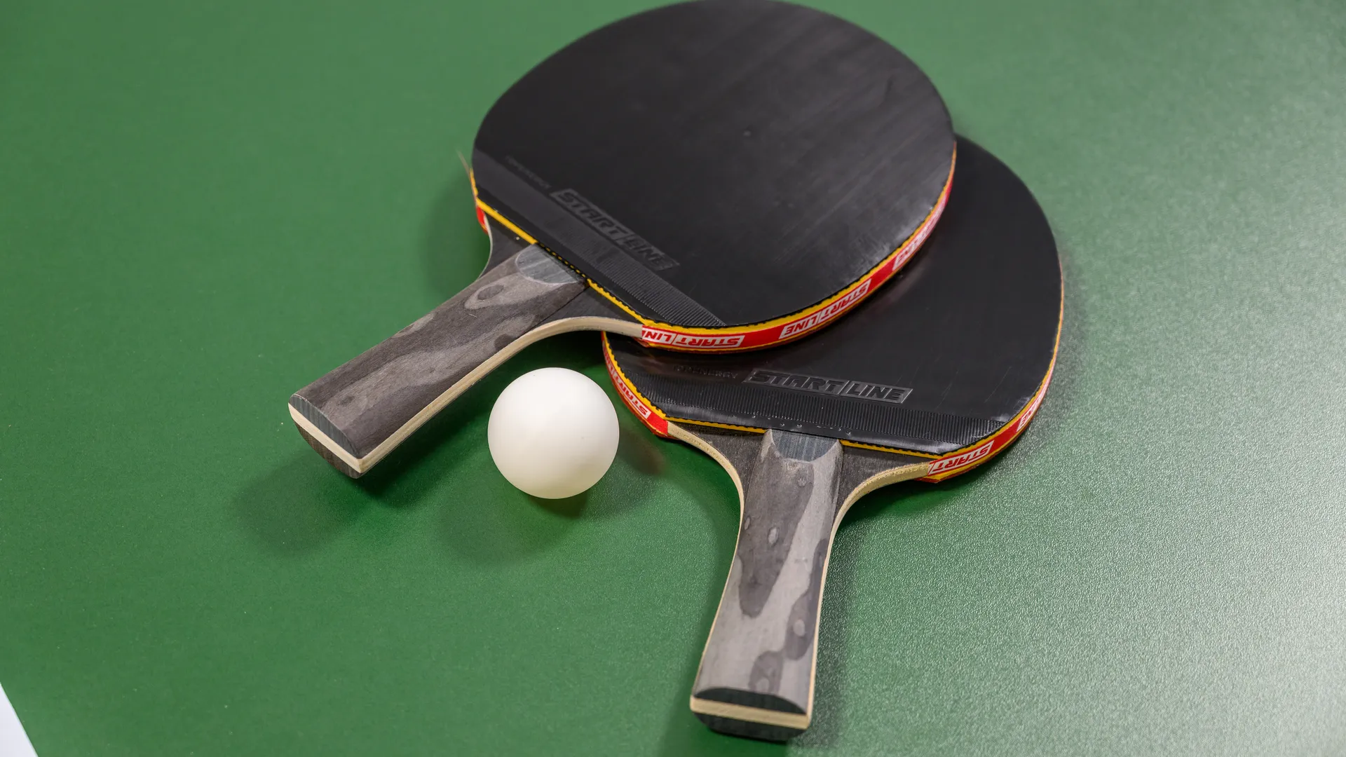 Ракетки для настольного тенниса лежат на столе в зоне отдыха Центра образования №1 в Красноармейске