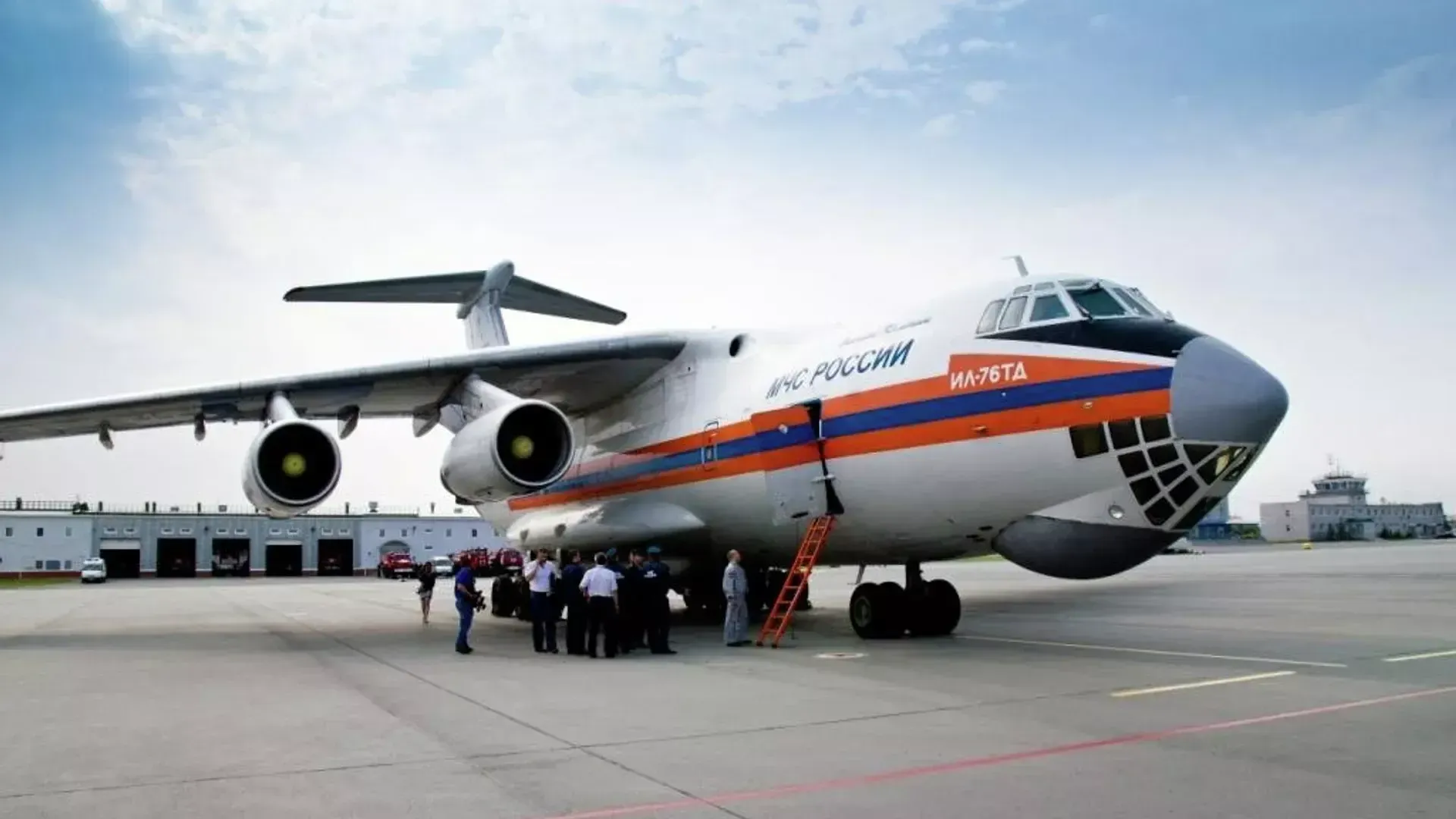 Спецборт МЧС сел в Москве с еще 103 эвакуированными из Газы россиянами с семьями