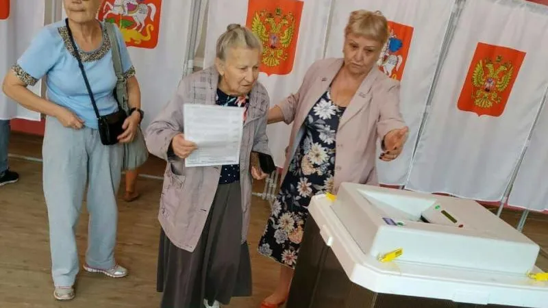 Одна из старейших жительниц Тучкова проголосовала на выборах губернатора