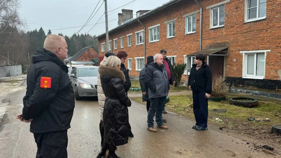 Представители администрации на встрече с жителями Можайска. Фото: t.me/mariiaazar3nkova