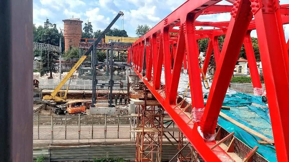 В Подмосковье скоро достроят пешеходный мост вблизи станции Расторгуево