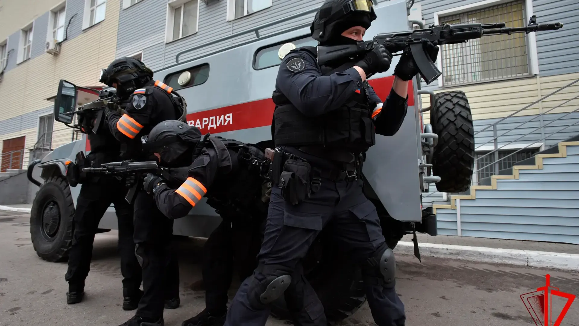 ОМОН в одном из фитнес-клубов Москвы положил всех мужчин лицом в пол