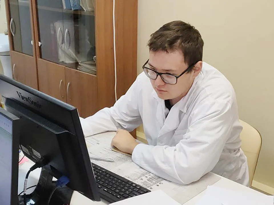 Ильяс Мухамедьяров, заведующий фельдшерско-акушерским пунктом в селе Константиновское. Фото: пресс-служба Ступинской КБ