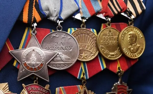 Орден Славы 3-й степени, медаль «За отвагу», медаль «За освобождение Варшавы», медаль «За взятие Берлина» и медаль «За победу над Германией в Великой Отечественной войне 1941–1945 гг.» (слева направо) ветерана Великой Отечественной войны Алексея Дмитриевича Самохина