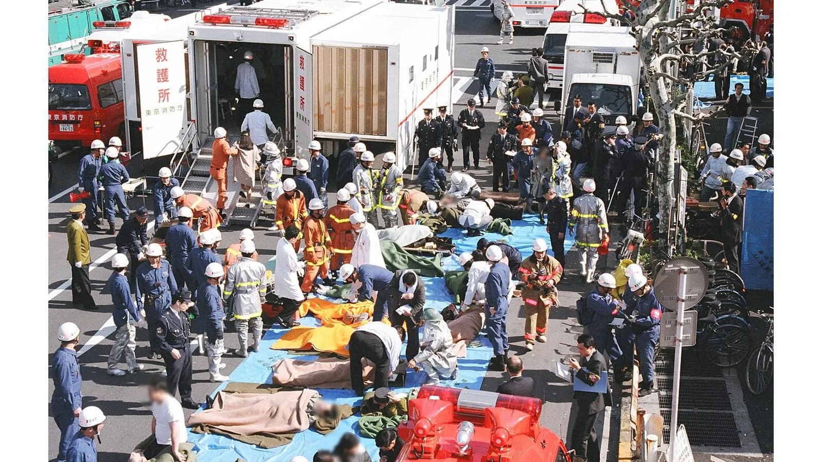 Оказание помощи жертвам зариновой атаки, 20 марта 1995 года. Tokyo Fire Department