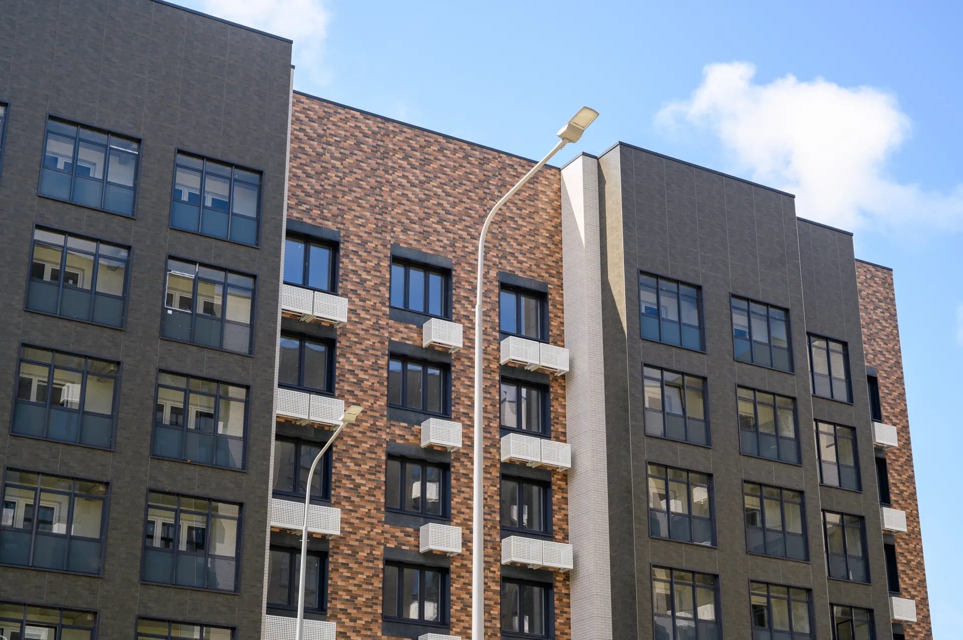 Многоквартирный дом для переселенцев из аварийного жилья на улице Кирова в Старой Купавне Богородского округа