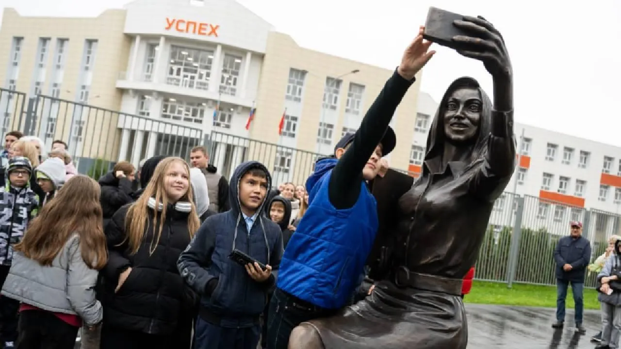 Жители Дзержинского дали имя соблазнительной скульптуре учительницы