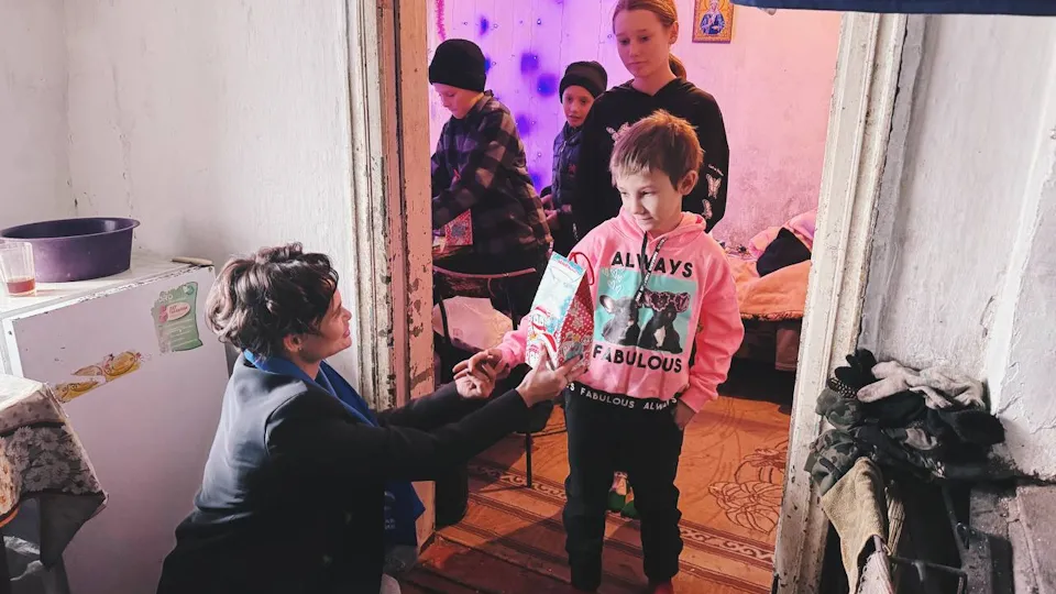 Депутат Анна Тарскова (слева) вручает подарок ребенку в Новоазовске. Фото: администрация городского округа Лосино-Петровский