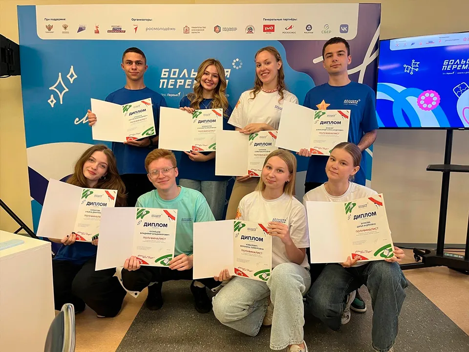 Владимир Кузнецов (второй слева, сидит)