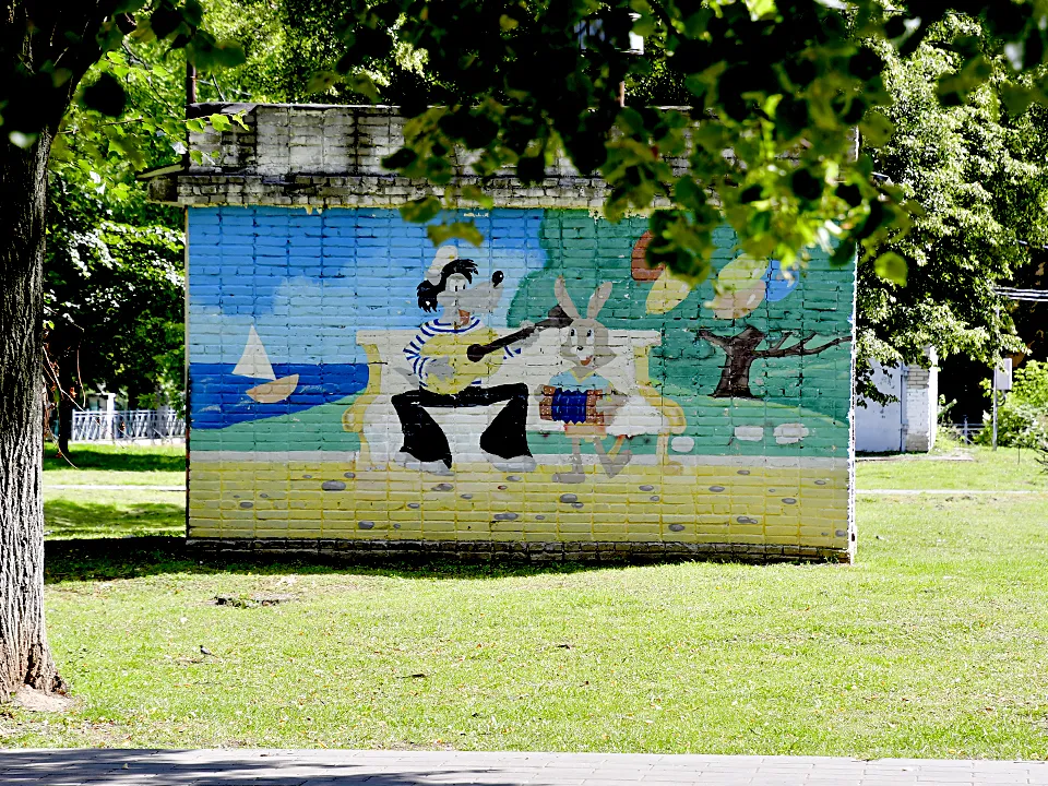 Арт «Ну, погоди!» у детской площадки