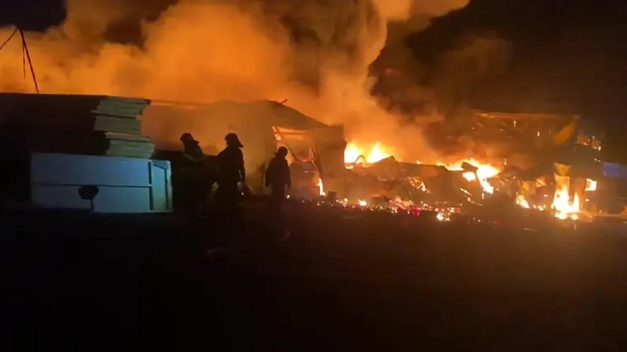 Пожарные ликвидировали открытое горение на складе в Одинцово