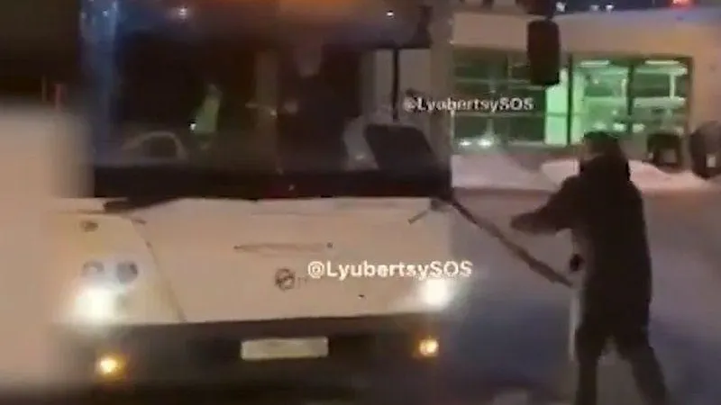 Дебошир напал на автобус в Котельниках
