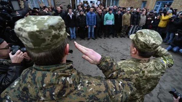 На Украине мужчин обязали перед свадьбой отмечаться в военкоматах
