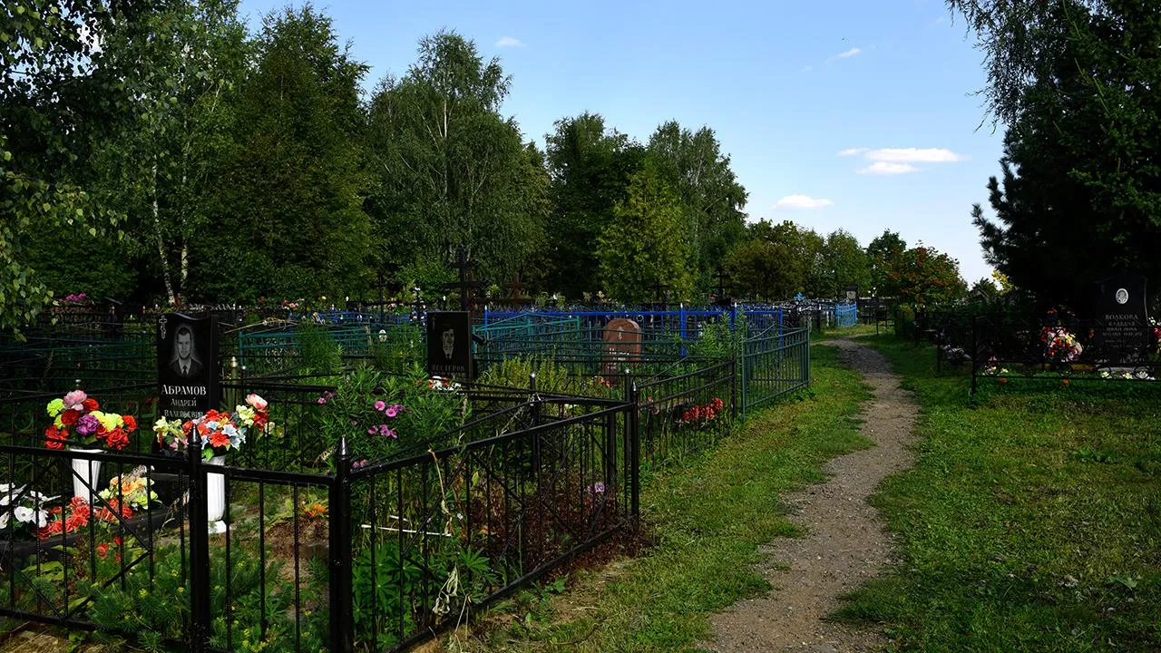 В Кузбассе вандалы осквернили памятники на Центральном кладбище