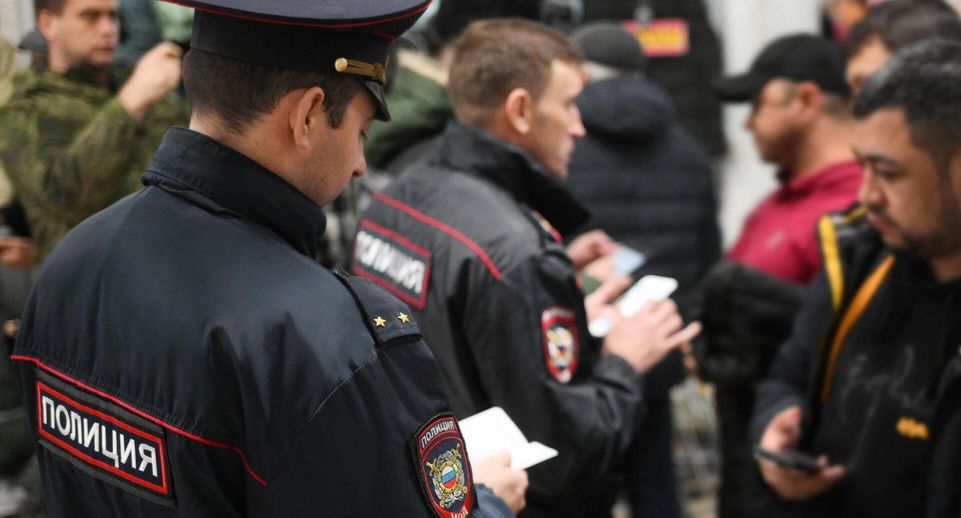 В Оренбурге мигрантов заставили выстроиться в колонну после рейда