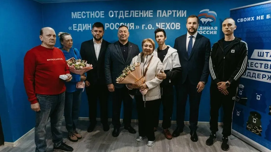 В Чехове двум семьям вручили ключи от новых трехкомнатных квартир