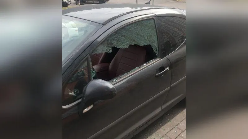 Две машины пострадали после падения створки окна в Ленинском округе
