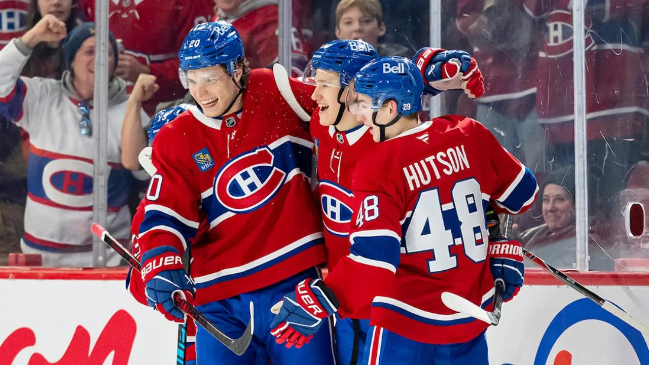 Иван Демидов (в цнетре)