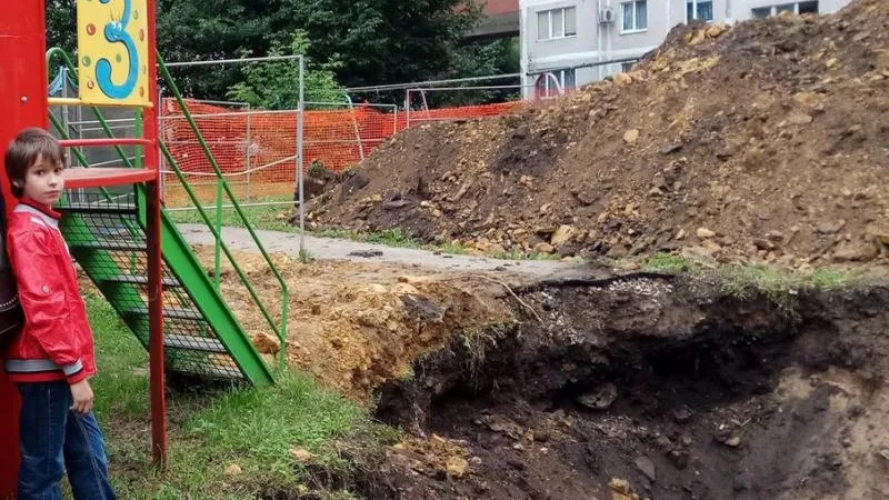 Застройщик откажется от услуг подрядчика, который обнес рвом детскую площадку в Ногинске