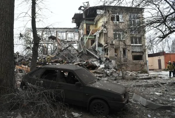 Последствия обстрела со стороны ВСУ торгового центра на проспекте Ильича в Калининском районе Донецка, 16 января 2023 года