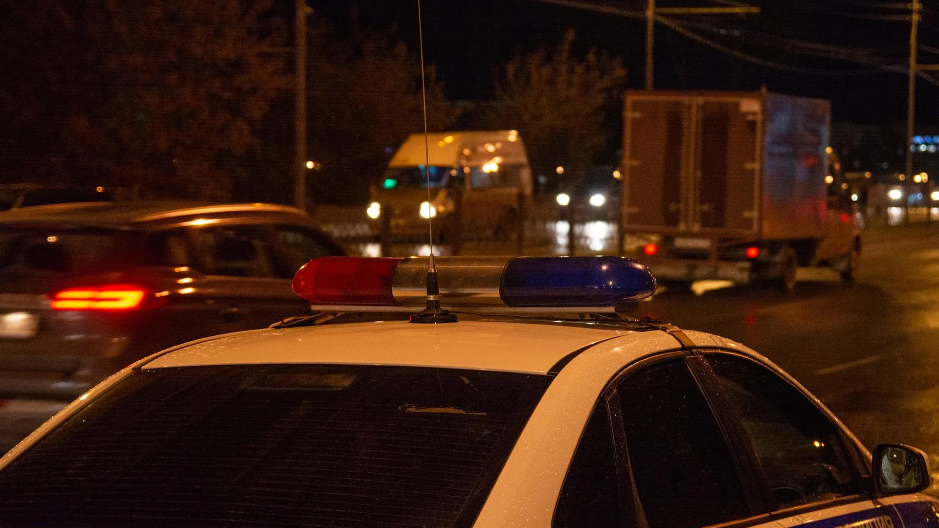 Полиция Краснодара ищет девушку, показавшую из люка авто грудь