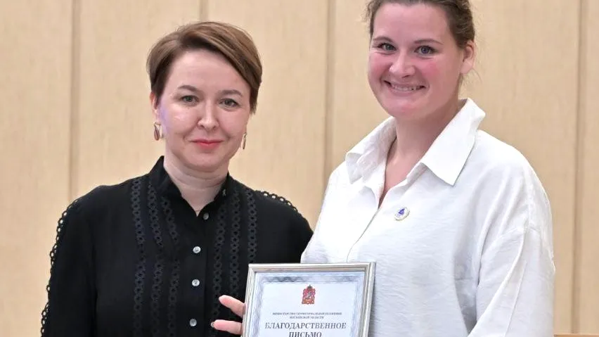 Фото: администрация г. о. Электросталь. Виталия Угарова — на фото справа