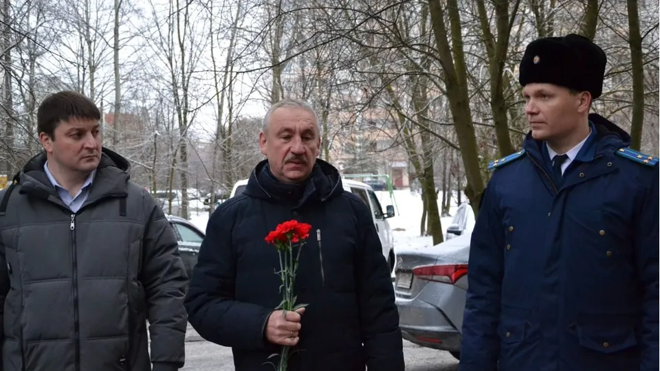 Заместитель председателя Совета депутатов Краснознаменска Виталий Кузьмин (крайний слева), прокурор Третьей прокуратуры Константин Крошкин (крайний справа). Фото: администрация Краснознаменска