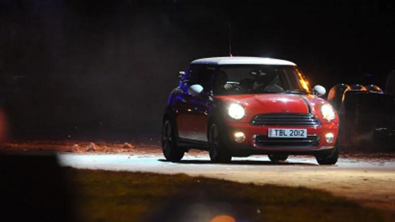 Два пешехода попали под Mini Cooper в Москве