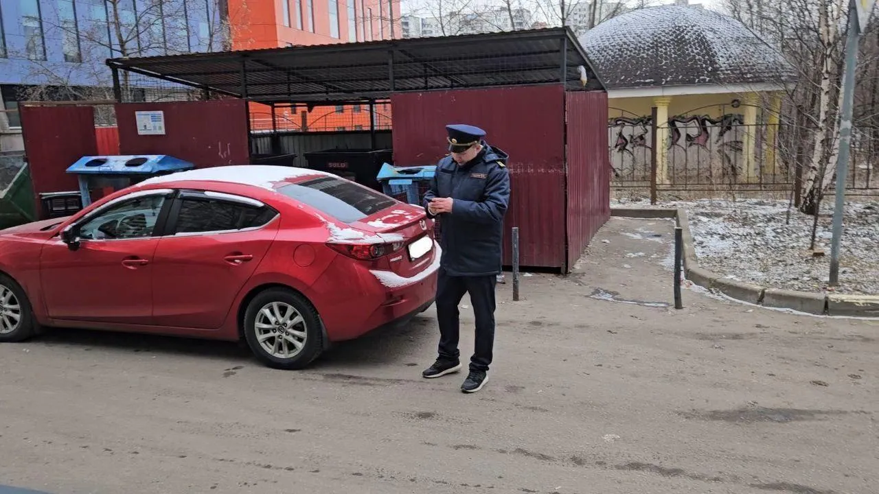 Около 300 водителей оштрафовали за парковку у контейнерных площадок в Подмосковье в феврале