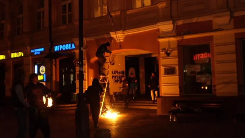 Полиция проводит проверку после сожжения украинского флага в Москве