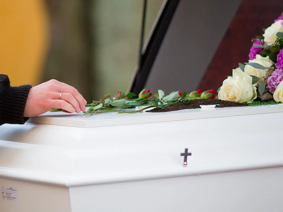 «Хочу выяснить, где три дня находилось тело»: житель Котельников, потерявший бабушку, спорит с ритуальщиками