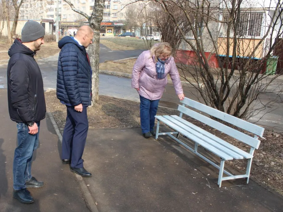 Антон Тропин осматривает обновленную лавочку.&nbsp;Фото: пресс-служба администрации г.о. Фрязино