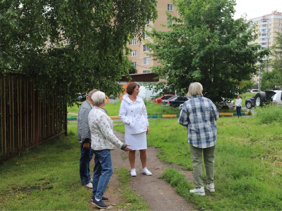 Юлия Шувалова общается с жителями.&nbsp;Фото: пресс-служба администрации г.о. Фрязино