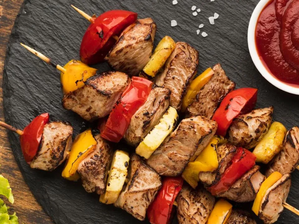 «Кетчуп содержит больше сахара, чем сгущенка»: диетолог рассказала, с чем полезнее есть шашлык