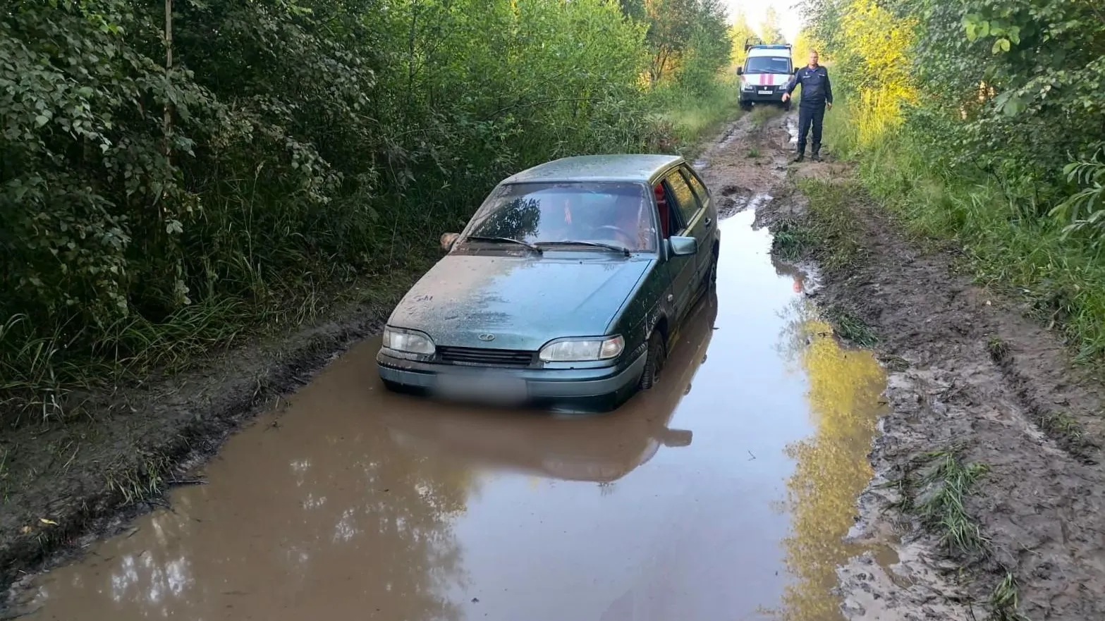 Подмосковные спасатели помогли семье с двумя детьми, которая заблудилась в лесу на машине