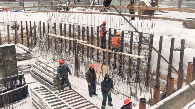 Строители приступили к работам на уровне технического этажа поликлиники в Реутове