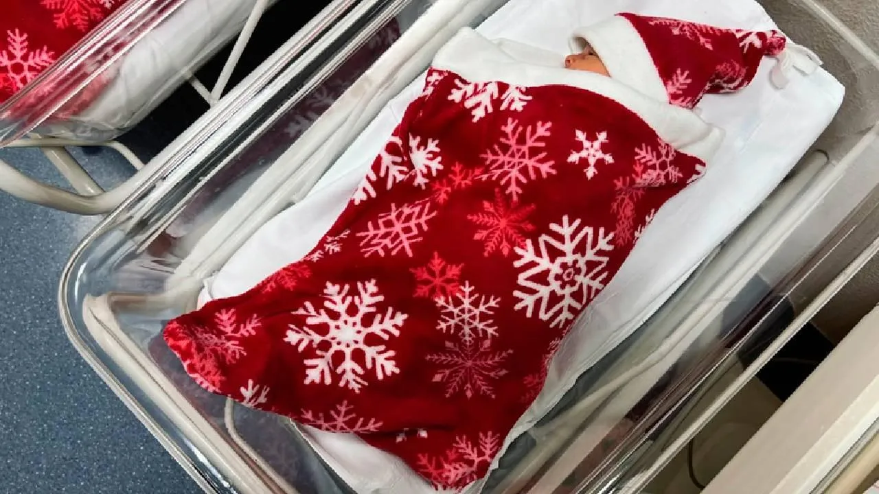 Сказка в роддоме: первых «декабрят» в Подмосковье запеленали в костюмы Деда Мороза