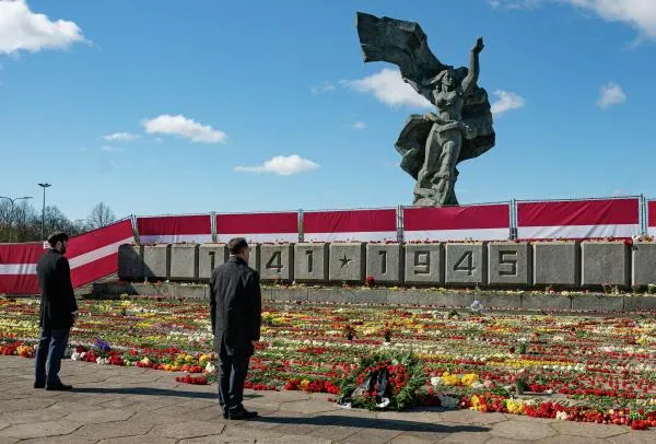 Посол России в Латвии Михаил Ванин (справа) возлагает цветы в день 77-й годовщины Победы в ВОВ на территории мемориального комплекса «Освободители Советской Латвии и Риги от немецко-фашистских захватчиков» в Риге.