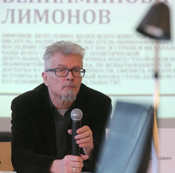 Писатель Эдуард Лимонов во время творческой встречи с читателями и представления своих новых книг «Апология чукчей» и «Титаны», 2014 год