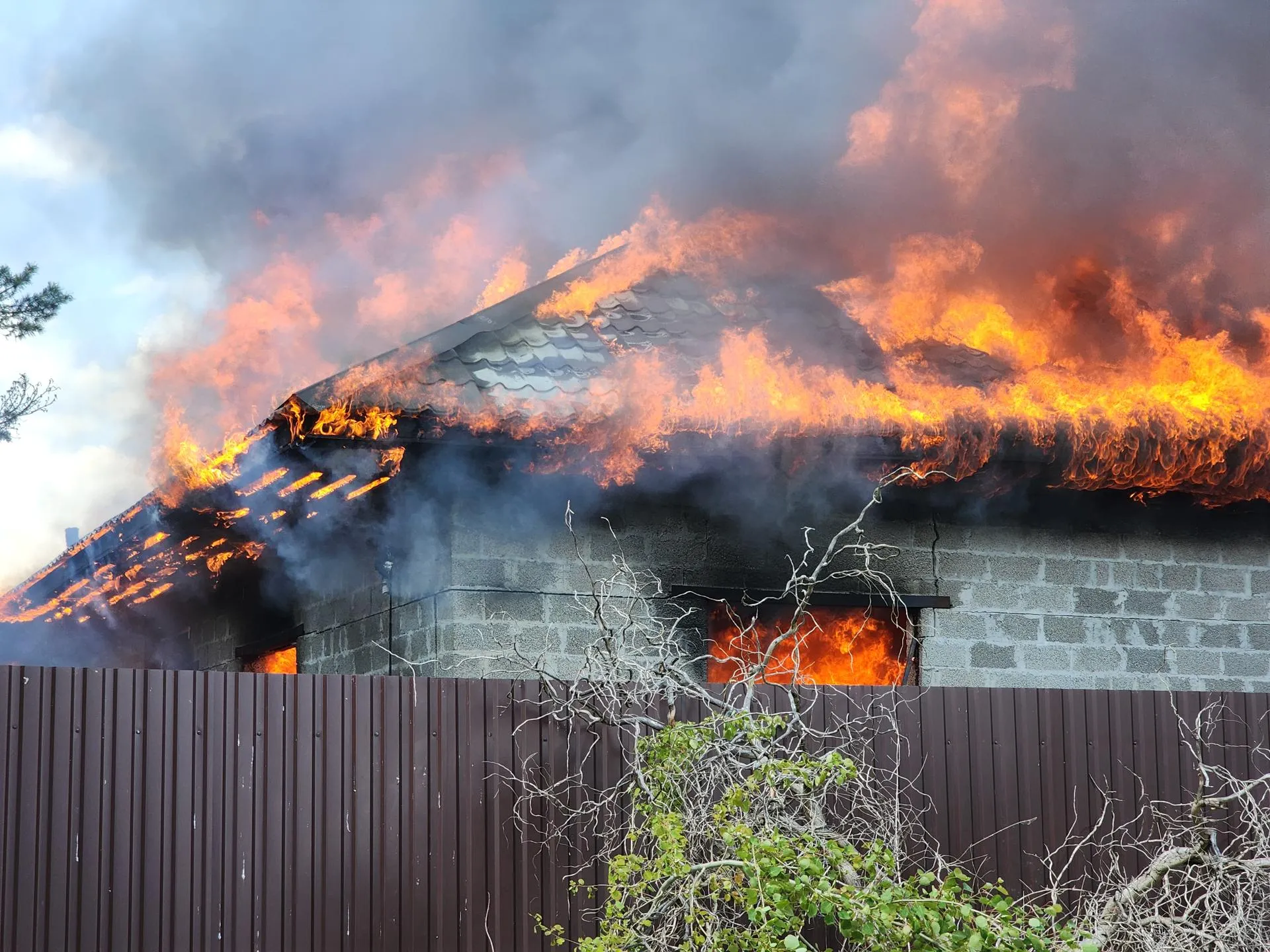 Горящий частный дом на Восточном проезде. Фото: Иван Петрушин&nbsp;